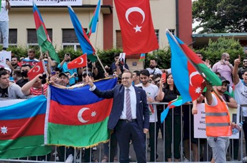 Türkiyə səfiri Praqada azərbaycanlıların keçirdiyi aksiyaya qatıldı - Fotolar