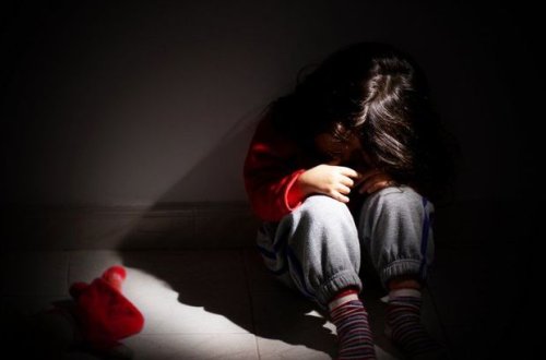 Azərbaycanda dəhşət: Ögey ana altı yaşlı qızını vəhşicəsinə döyüb kəndirlədi - VİDEO