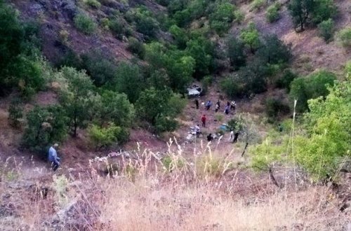 Dəfndən qayıdan maşın uçurumdan aşdı: Üç qardaş öldü