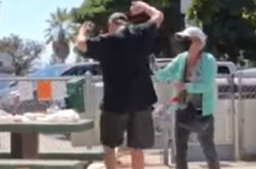 Yaşlı qadın maskası olmayan insanlara hücum etdi - VİDEO