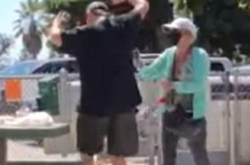 Yaşlı qadın maskası olmayan insanlara hücum etdi - VİDEO