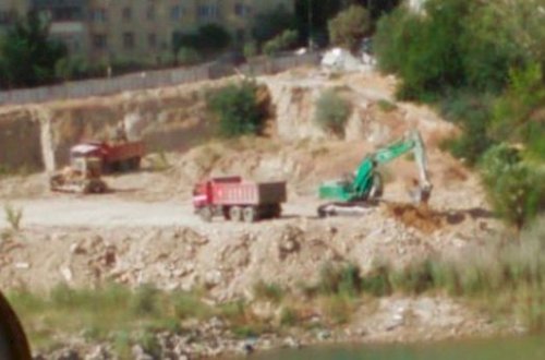 В Баку осушают озеро около жилого комплекса 