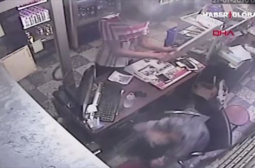 Taxta parçası ilə satıcıya ağır xəsarət yetirdi - VİDEO