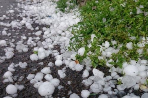 Выпавший в Гедабекском районе град нанес ущерб жилым домам