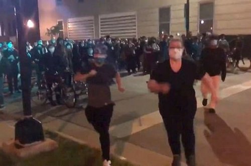 Senator etirazçı qadınlar tərəfindən döyüldü - FOTO/VİDEO