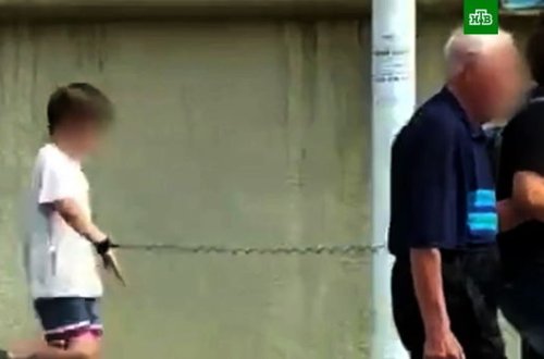 Autist oğlunu xaltada gəzdirən qadını daşa basdılar - VİDEO