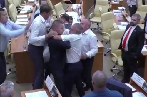 Rusiyada deputatlar yumruq davasına çıxdılar - VİDEO