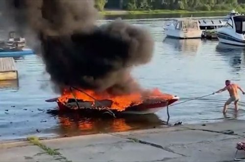 Motorlu qayıq yanaraq yararsız hala düşdü - VİDEO