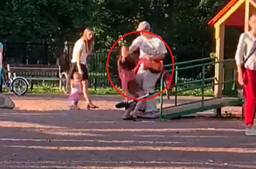 Oyun meydançasında hamının gözü qarşısında azyaşlını döydü – VİDEO