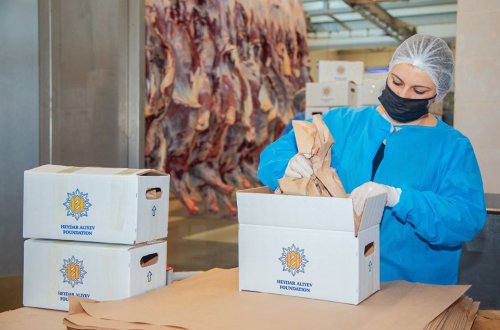 Mehriban Əliyevanın tapşırığı ilə aztəminatlı ailələrə qurban payları çatdırılır - FOTOLAR