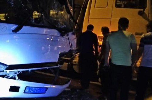 Bakıda qeyri-qanuni sərnişin daşıyan avtobus yük maşınına çırpılıb, xəsarət alanlar var