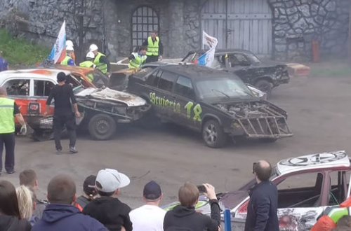 Kaskadyorların yarışında maşını insanların üstünə sürdü - VİDEO