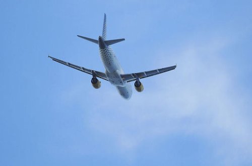 Yüngül mühərrikli təyyarə evin üstünə düşdü: Pilot sağ qaldı