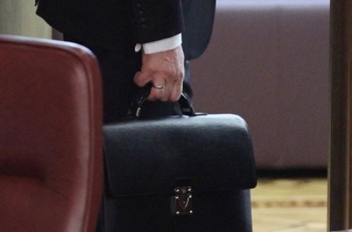 Sabiq məmurların sərvəti büdcəyə qaytarılmalıdır - Onlar isə xaricdə mülk alırlar