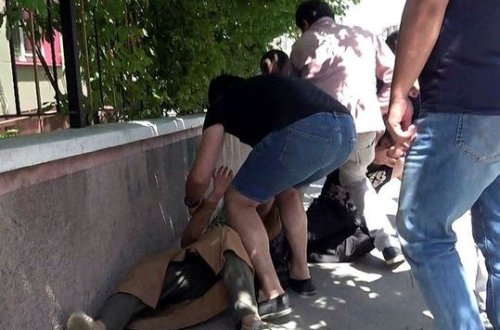 Küçənin ortasına anasını döyən gəncə hücum etdilər - FOTO