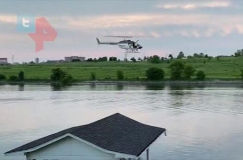 Sərnişinləri daşıyan helikopter çaya düşdü - VİDEO