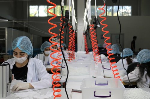 В Азербайджан завезено оборудование для производства медицинских масок - ФОТО