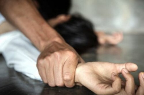 Azərbaycanda oğlan nişanlısına valideynlərinin yanında təcavüz etdi…