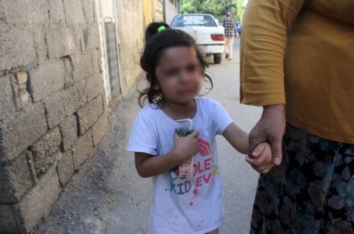 Uşağının gözü önündə arvadına işgəncə verib QANA BOYADI - FOTO