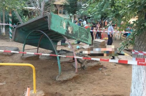 Rusiyada oyun meydançasında beton plitənin aşması nəticəsində uşaq dünyasını dəyişib