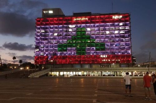 İsrail paytaxtının meriyasının binası Livan bayrağına büründü