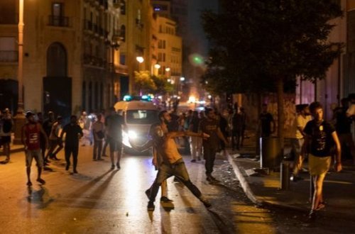 Beyrutda hökumət əleyhinə etirazlar başladı - FOTO