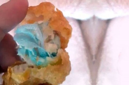 “Fast food”un içindən tibbi maska çıxdı - VİDEO