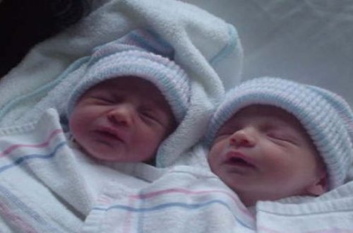 Qadın əkiz uşaq dünyaya gətirib, həkim birini oğurlayıb - 