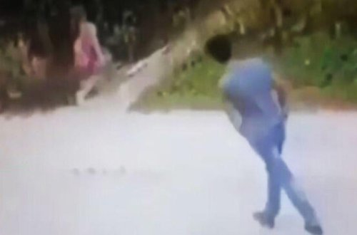 Uşağa təcavüz edən pedofil kameraya düşdü - VİDEO