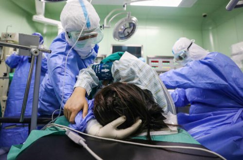 Bakıda 58 yaşlı qadın ilk dəfə ana oldu - VİDEO