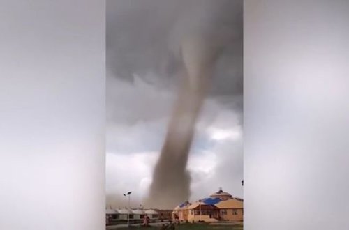 Tornado onlarla turistə xəsarət yetirdi - VİDEO