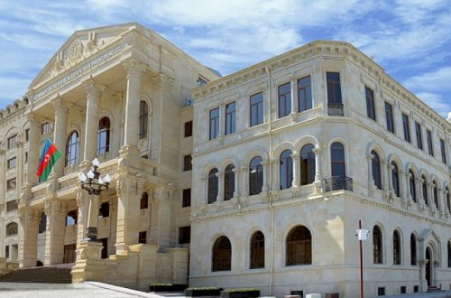 36 yaşlı kişi qohumlara hücum etdi: 1 ölü, 1 yaralı