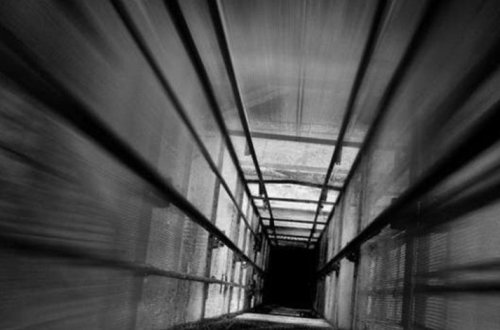 В Баку человек упал в шахту лифта
