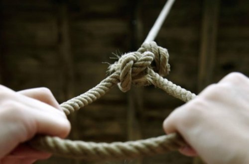 Azərbaycanda dəhşətli hadisə: Ana oğlu və gəlini boşandığına görə özünü asdı