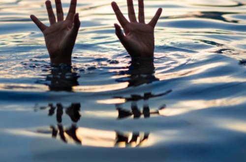 Ветеран Карабахской войны спас двух человек, тонущих в море - ФОТО