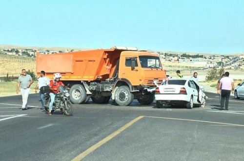 Abşeronda yük və minik maşınları toqquşdu: Sürücü xəstəxanalıq oldu - VİDEO