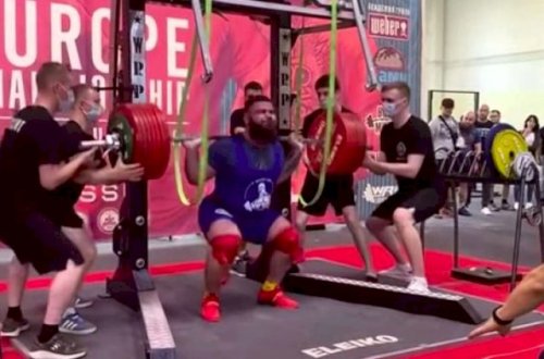 400 kiloqram ağırlıq qaldırmaq istəyən atletin dizləri qırıldı - Video
