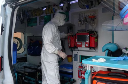 Həkim koronavirus xəstəsini qucağında apardı - FOTO