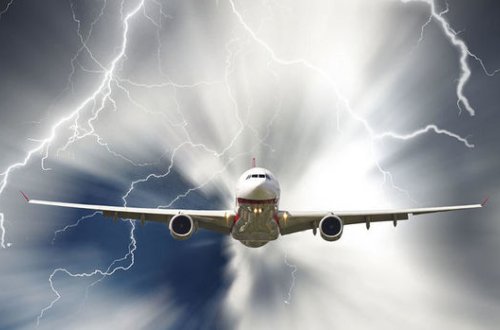 Təyyarəni havada ildırım vurdu, pilotlar yola davam etdi