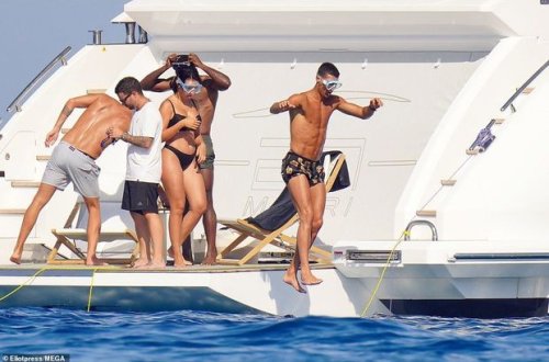 Ronaldo və sevgilisi yaxta gəzintisində - FOTO