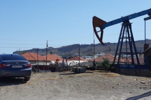 Torpaq zəbt etdi, polislər gələndə bacısının arxasında gizləndi — FOTO