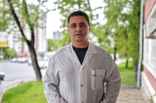 Tanınmış həkim koronavirusa qarşı tədbirləri ələ saldı: elə bil şamandırlar