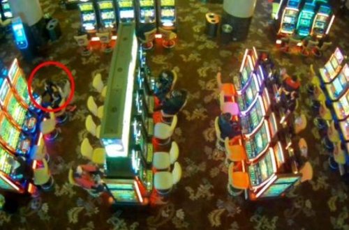 Azyaşlı uşaq anası ilə qumarxanaya girdi: 17 dəqiqə qumar oynadı