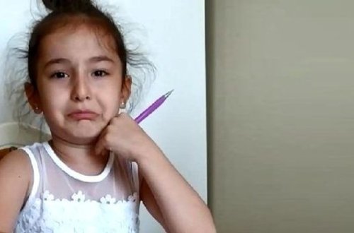 Yeddi yaşlı qızcığaz koronavirusa görə məktəbə gedə bilmədiyi üçün göz yaşı tökdü - VİDEO