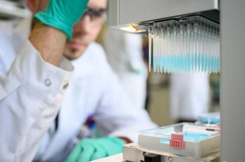 Koronavirusa qarşı dünyanın ilk vaksininin istehsal görüntüləri - VİDEO