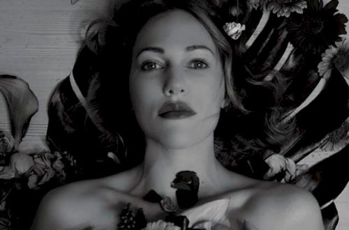 Meryem Üzerlidən yarıçılpaq pozalar - Foto