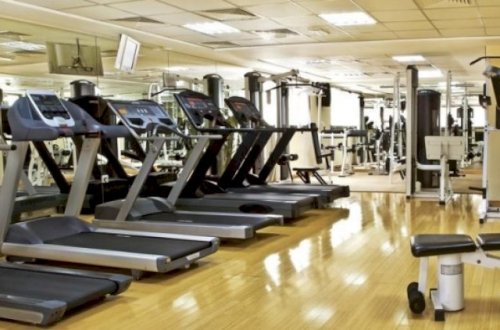 Karantin rejimini pozub idman zalına getdilər