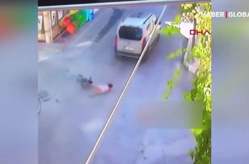 Velosipedlə avtomobil yoluna çıxan yeniyetmə son anda ölümdən döndü – ANBAAN VİDEO