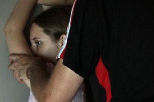 Polis 15 yaşlı qızı zorladı, şəkillərini çəkib paylaşdı