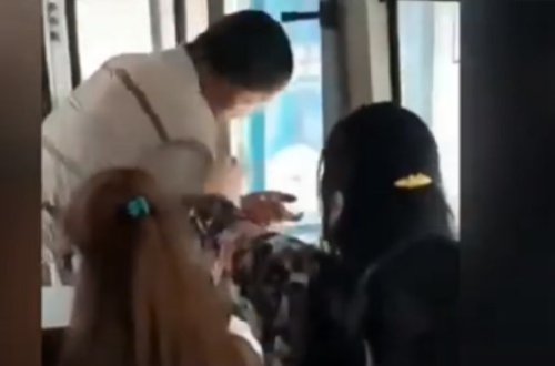 Bakıda avtobusda dava: Qadın ona sataşan kişini döydü — VİDEO